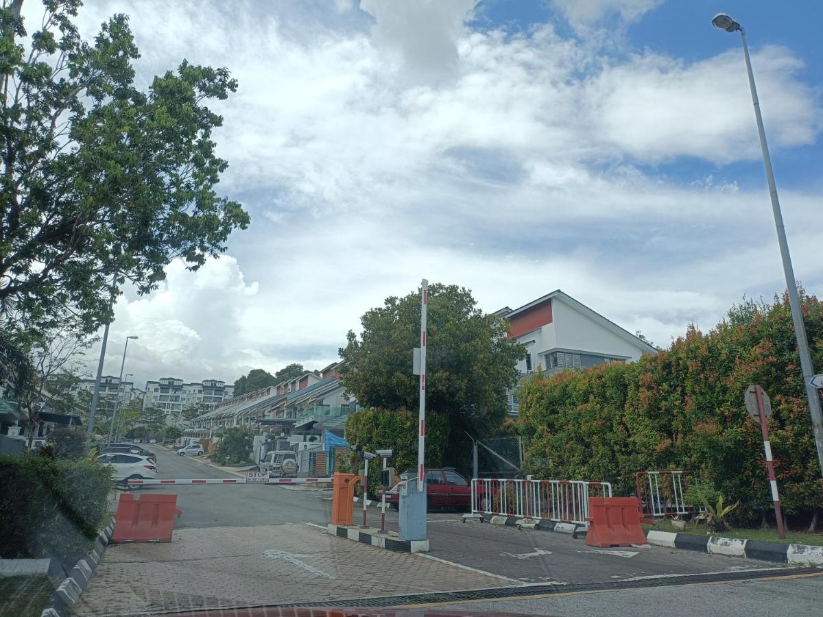 Entire Residential Home•Jia Residences Bkt Serdang沙登温暖的家 Seri Kembangan Luaran gambar
